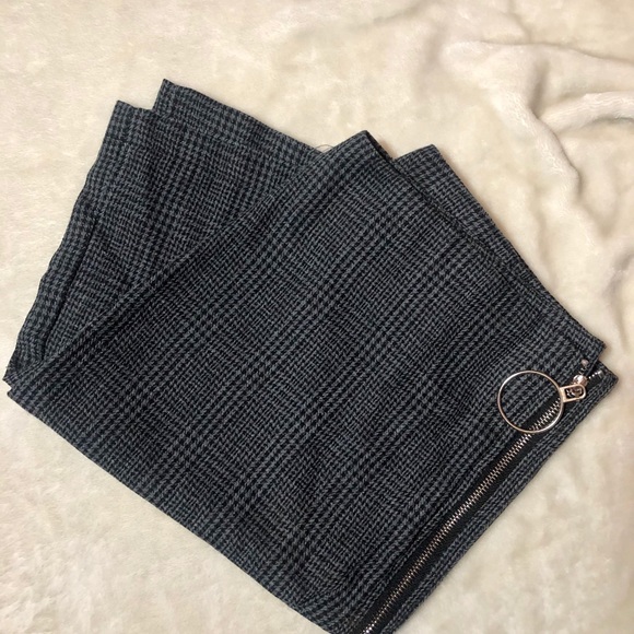 ✨ NEW Grey plaid skirt with ring loop zipper - Picture 3 of 3